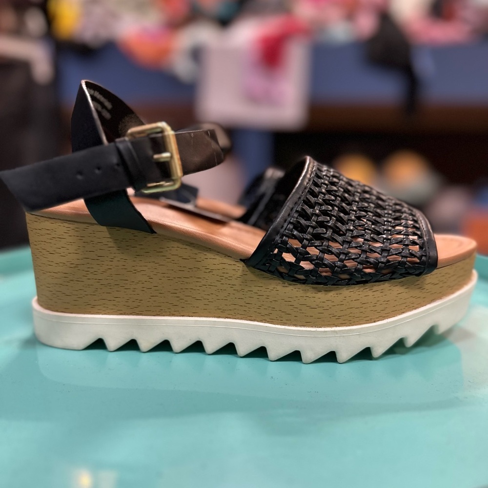Universal Thread Platform Sandals size 8 NWT